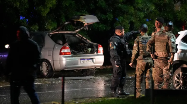 Polícia inspeciona um veículo do lado de fora do Supremo Tribunal Federal em Brasília, Brasil, após uma explosão em 13 de novembro [Eraldo Peres / AP Photo]