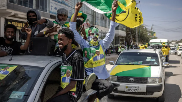 Apoiadores do partido governista Kulmiye cantam slogans de um carro após um comício final de campanha em Hargeisa em 9 de novembro de 2024 [Luis Tato/AFP]