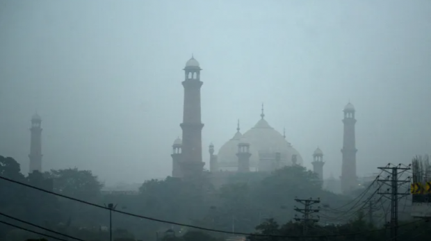 A poluição pesada engoliu Lahore, a capital da província de Punjab, nos últimos dias, tornando-a a cidade mais poluída do mundo [Khurram / Reuters]