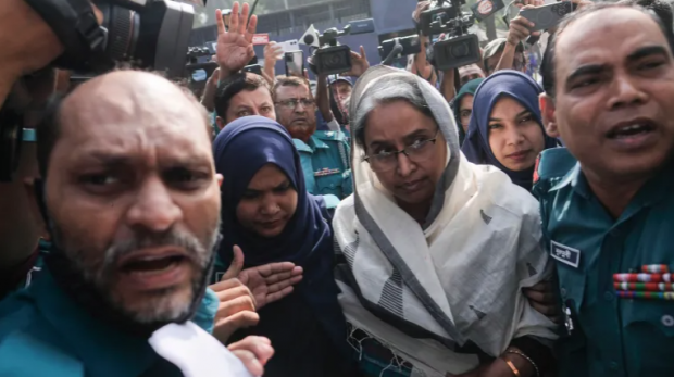 O ex-ministro do Bem-Estar Social de Bangladesh, Dipu Moni, é levado ao Tribunal Internacional de Crimes em Dhaka, Bangladesh [Mahmud Hossain Opu / AP]