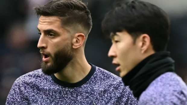 O meio-campista uruguaio Rodrigo Bentancur e o atacante sul-coreano Son Heung-Min são companheiros de equipe no Tottenham Hotspur, clube da Premier League inglesa [Arquivo: Ben Stansall / AFP]