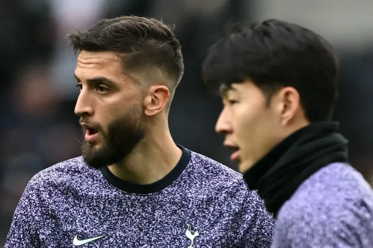 O meio-campista uruguaio Rodrigo Bentancur e o atacante sul-coreano Son Heung-Min são companheiros de equipe no Tottenham Hotspur, clube da Premier League inglesa [Arquivo: Ben Stansall / AFP]