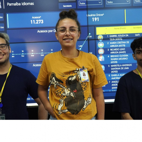 Ricardo Leão Arruda, Isabela Alves de Amorim e Gabriel Souza da Silva são estagiários na prefeitura e têm se dedicado ao estudo do alemão, espanhol e inglês, respectivamente. Fotos e arte: Secom