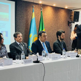 Em seu discurso de abertura, o Embaixador do Cazaquistão no Brasil, Bolat Nussupov, destacou os principais momentos históricos da formação do Estado cazaque presentes no legado literário de Yessenberlin.  Foto: Embaixada do Cazaquistão