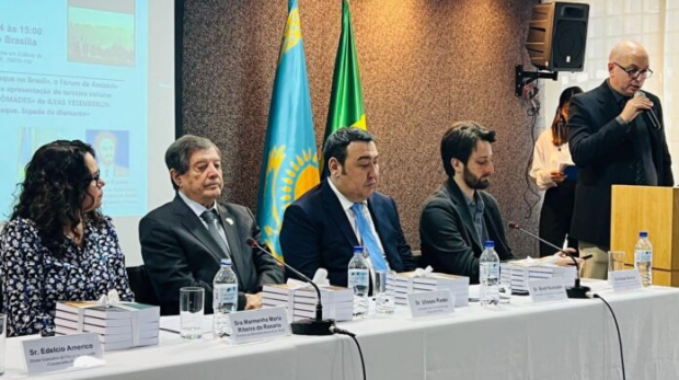 Em seu discurso de abertura, o Embaixador do Cazaquistão no Brasil, Bolat Nussupov, destacou os principais momentos históricos da formação do Estado cazaque presentes no legado literário de Yessenberlin.  Foto: Embaixada do Cazaquistão