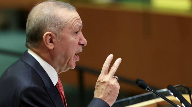 O presidente da Turquia, Tayyip Erdogan, gesticula ao discursar na 79ª Assembleia Geral das Nações Unidas na sede da ONU em Nova York, EUA, em 24 de setembro de 2024.
(crédito da foto: REUTERS / BRENDAN MCDERMID)