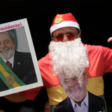 Um homem vestido de Papai Noel mostra seu apoio ao presidente Luiz Inácio Lula da Silva durante a hospitalização do líder em São Paulo, Brasil [Eraldo Peres / AP Photo]