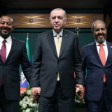 O presidente turco, Recep Tayyip Erdogan, ao centro, posa com o presidente da Somália, Hassan Sheikh Mohamud, à direita, e o primeiro-ministro etíope Abiy Ahmed, à esquerda, após uma coletiva de imprensa em Ancara, Turquia, em 11 de dezembro de 2024 [Divulgação/Murat Kula/Gabinete de Imprensa Presidencial via Reuters]