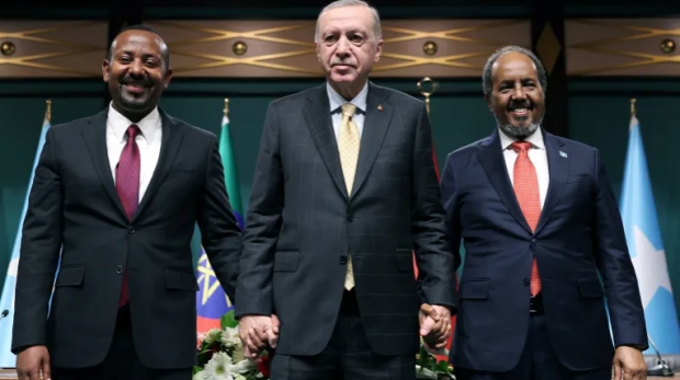 O presidente turco, Recep Tayyip Erdogan, ao centro, posa com o presidente da Somália, Hassan Sheikh Mohamud, à direita, e o primeiro-ministro etíope Abiy Ahmed, à esquerda, após uma coletiva de imprensa em Ancara, Turquia, em 11 de dezembro de 2024 [Divulgação/Murat Kula/Gabinete de Imprensa Presidencial via Reuters]