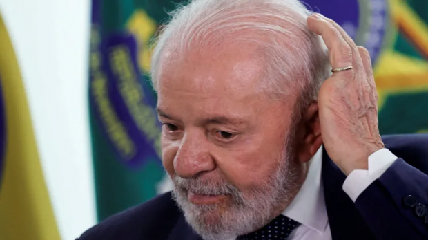 O presidente brasileiro Luiz Inácio Lula da Silva estava sentindo dores de cabeça que, segundo sua equipe médica, estavam relacionadas a uma queda sofrida em outubro [Arquivo: Adriano Machado/Reuters]