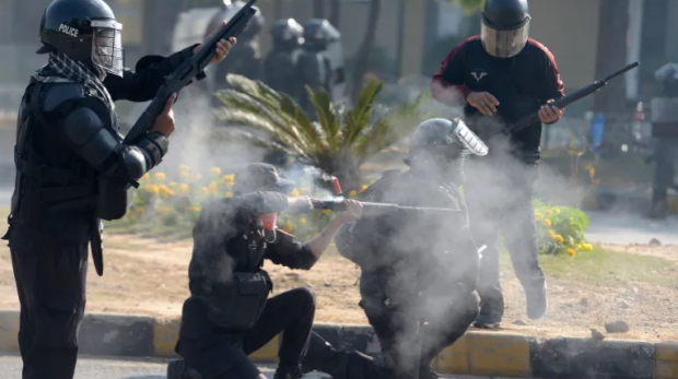 Autoridades paquistanesas afirmam que os policiais não estavam armados com munições reais durante a operação para expulsar os manifestantes do PTI em 26 de novembro de 2024 [Irtisham Ahmed/AP Photo]