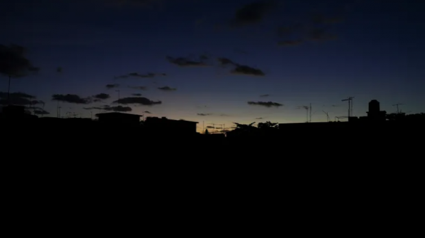 Uma vista do céu no início da manhã em Havana, Cuba, durante o colapso da rede elétrica nacional em 4 de dezembro de 2024 [Alexandre Meneghini/Reuters]