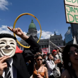 Estudantes protestam em frente ao Congresso Nacional. Em Buenos Aires, Argentina, em 9 de outubro de 2024. REUTERS - Martin Cossarini