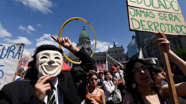 Estudantes protestam em frente ao Congresso Nacional. Em Buenos Aires, Argentina, em 9 de outubro de 2024. REUTERS - Martin Cossarini