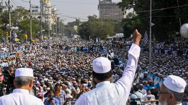 Muçulmanos indianos protestam contra um projeto de lei para alterar a forma como as propriedades Waqf são regulamentadas em 28 de novembro de 2024 em Calcutá, Índia [Samir Jana/Hindustan Times via Getty Images]