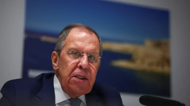 O Ministro das Relações Exteriores da Rússia, Sergey Lavrov, discursa na 31ª reunião da Organização para a Segurança e Cooperação na Europa (OSCE) [Arquivo: Florion Goga/Reuters]