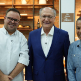 O vice-presidente do Brasil, Geraldo Alckmin (ao centro), o prefeito eleito de Cotia, Welington Formiga do PDT (á direita) e o vice-prefeito eleito Paulinho Lenha também do PDT  (á esquerda).  Foto: Reprodução / Redes Sociais