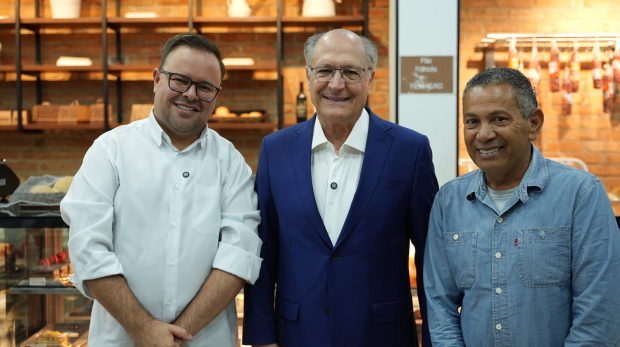 O vice-presidente do Brasil, Geraldo Alckmin (ao centro), o prefeito eleito de Cotia, Welington Formiga do PDT (á direita) e o vice-prefeito eleito Paulinho Lenha também do PDT  (á esquerda).  Foto: Reprodução / Redes Sociais