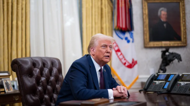 O presidente dos EUA, Donald Trump, fala à mídia após assinar ordens executivas no Salão Oval da Casa Branca em Washington, DC, em 23 de janeiro de 2025 [Roberto Schmidt/AFP]