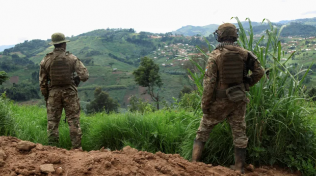 Soldados da República Democrática do Congo protegem contra o grupo rebelde M23 em Lubero, província de Kivu do Norte, RDC [Arquivo: Djaffar Al Katanty/Reuters]