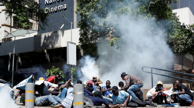 Manifestantes que protestam contra o que dizem ser uma onda de raptos inexplicáveis de críticos do governo reagem depois de a polícia antimotim ter lançado bombas de gás lacrimogéneo para os dispersar ao longo do passeio Aga Khan no centro de Nairobi, Quénia, a 30 de dezembro de 2024. REUTERS/Thomas Mukoya/Foto de arquivo