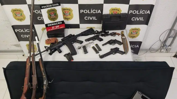 A polícia também recolheu vários apetrechos usados em armas de fogo como coldres, carregadores, cartuchos e inúmeras munições de calibres diversos. Foto: SSP