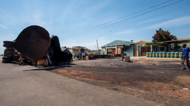 Explosões de caminhões-tanque não são incomuns na Nigéria, com esta imagem mostrando pessoas se reunindo no local de uma explosão de caminhão-tanque na cidade de Majiya, Nigéria, em 16 de outubro de 2024 [Sani Maikatanga/AP]