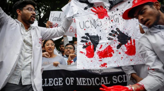 Médicos em Nova Délhi gritam slogans durante um protesto exigindo justiça após o estupro e assassinato do médico estagiário [Arquivo: Adnan Abidi / Reuters]