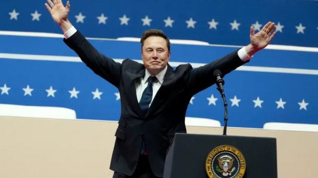 Elon Musk chega para falar em um comício de apoiadores do presidente Donald Trump após a posse de Trump em 20 de janeiro de 2025, em Washington, DC [Matt Rourke / AP]