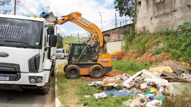 Remoção de lixo e entulho de terrenos abandonados é uma das ações realizadas na operação. Foto: Prefeitura de Santana de Parnaíba