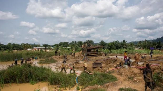 Um grupo de galamseyers, garimpeiros ilegais ou de pequena escala, trabalha em Kibi, Gana [Arquivo: Cristina Aldehuela/AFP]