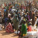 Mulheres deslocadas internamente esperam no centro de distribuição de alimentos em Bentiu, Sudão do Sul [Arquivo: AFP]