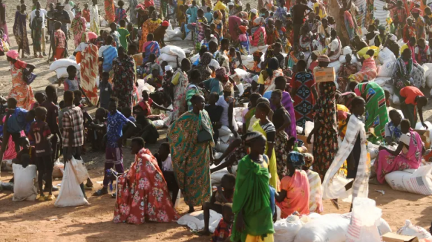 Mulheres deslocadas internamente esperam no centro de distribuição de alimentos em Bentiu, Sudão do Sul [Arquivo: AFP]