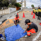 Prefeitura está realizando a revitalização da sinalização viária nas áreas escolares do município. Foto: Prefeitura de Santana de Parnaíba