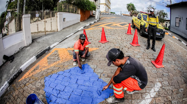 Prefeitura está realizando a revitalização da sinalização viária nas áreas escolares do município. Foto: Prefeitura de Santana de Parnaíba