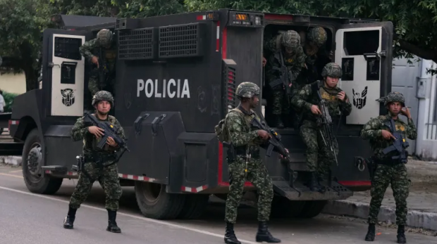 Soldados são enviados a Tibu, Colômbia, em 20 de janeiro, em meio a um aumento da violência entre grupos armados na região [Fernando Vergara/AP Photo]