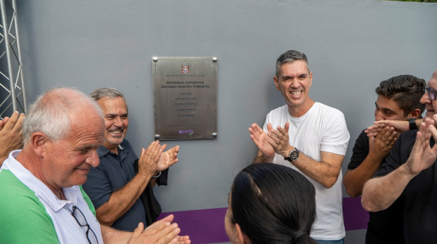 O prefeito Guto Issa expressou sua satisfação com a entrega da nova areninha no Alpes do Guaçu, destacando a importância do espaço para a comunidade local. Foto: Prefeitura de São Roque