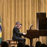 os renomados pianistas portugueses João Vasco e Eduardo Jordão apresentam um concerto de piano à quatro mãos. Foto: O Mundo Diplomático