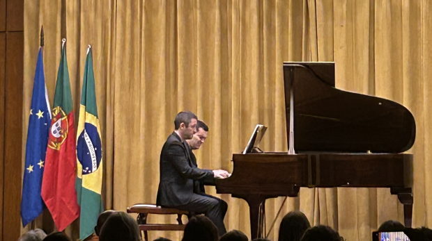 os renomados pianistas portugueses João Vasco e Eduardo Jordão apresentam um concerto de piano à quatro mãos. Foto: O Mundo Diplomático