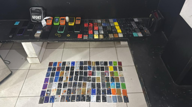 Na operação, foram apreendidos 195 cartões bancários, oito celulares e seis maquininhas de cartão. Foto: SSP