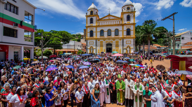 Fiéis lotam a praça de Pirapora do Bom Jesus para a missa solene campal, presidida por Dom Valdir José de Castro, durante a 7ª Romaria do Apostolado da Oração de Campo Limpo. Foto: Prefeitura de Pirapora do Bom Jesus (Redes Socais/Reprodução)