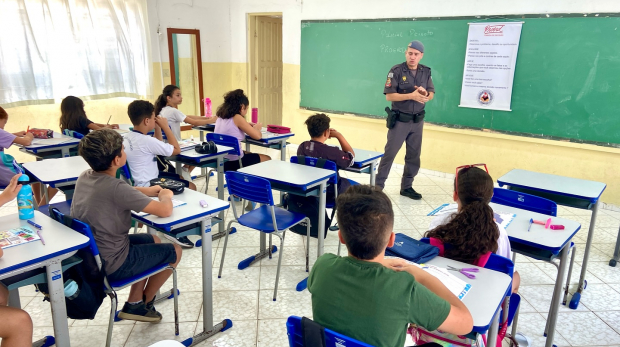 Instrutor do PROERD orienta os alunos durante a primeira aula, destacando a importância de construir um futuro sem drogas e violência. Foto: Prefeitura de Ibiúna