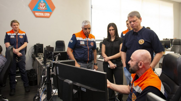 Tarcísio acompanhou os trabalhos no CGE com o coronel Hengel Ricardo Pereira, coordenador da Defesa Civil, e com a secretária de Meio Ambiente, Infraestrutura e Logística, Natália Resende. Foto: Mônica Andrade/Governo do Estado de SP.