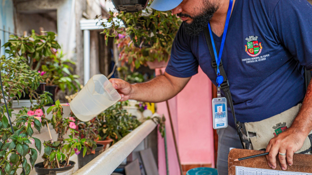 Neste sábado (8), a Prefeitura de Itapevi realiza o Mutirão Todos Contra a Dengue 2025 na Vila Dr. Cardoso, com o objetivo de eliminar focos do mosquito Aedes aegypti e conscientizar a população sobre a prevenção. Ação inclui equipes de saúde, Cata-Bagulho e orientações para combater a proliferação do mosquito. Foto: Christian Carracci-PMI