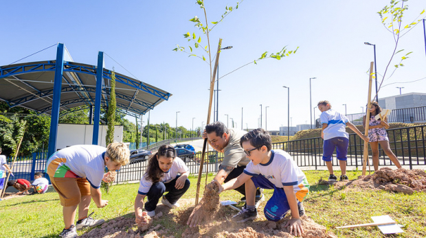 Plantio das cerejeiras no Memorial Parque, com foco na simbologia da renovação, esperança e delicadeza feminina representada pela flor Sakura. - Foto: Helder Lins - PMI