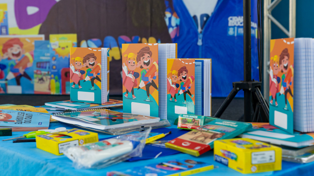 A Prefeitura de Itapevi iniciou a entrega dos kits de materiais escolares e livros didáticos para mais de 30 mil alunos da rede municipal, garantindo o início do ano letivo de 2025 com igualdade e organização para os estudantes. Foto: Helder Lins - PMI