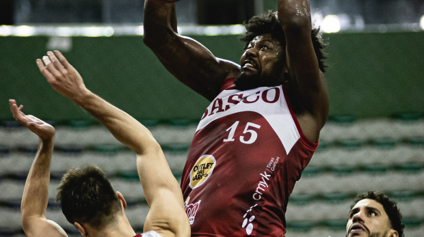 O pivô Hátila Passos em ação pelo Basket Osasco. FOTO DE MAURICIO ALMEIDA (1)