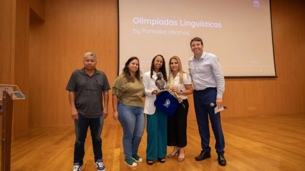 Giovana Ricci Rosa do Sacramento recebendo o troféu das mãos do prefeito Elvis Cezar. Foto: Prefeitura de Santana de Parnaíba