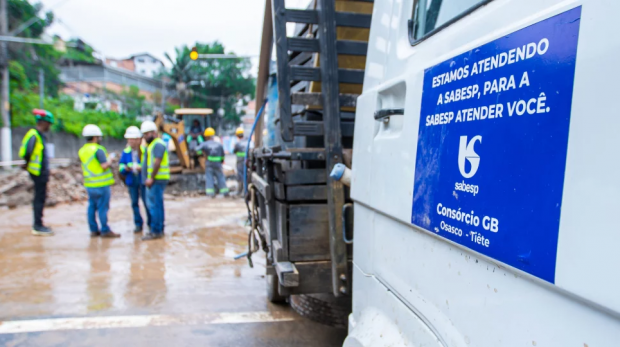 Obra em Andamento: Equipe da Sabesp trabalhando na instalação da válvula, com previsão de conclusão até as 3h de domingo. Foto: Divulgação