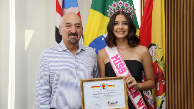 Luana Pestana ao lado do vice-prefeito de Sorocaba, Fernando Costa Neto, e autoridades municipais após receber os votos de congratulações pela sua conquista internacional. Fotos: Michelle Alves/ Secom